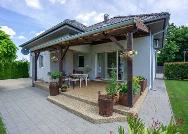 Výmerou nadštandardný rodinný dom, udržiavaná záhrada