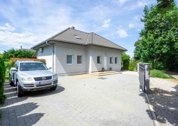 Výmerou nadštandardný rodinný dom, udržiavaná záhrada