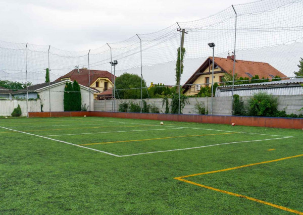 Výmerou nadštandardný rodinný dom, udržiavaná záhrada