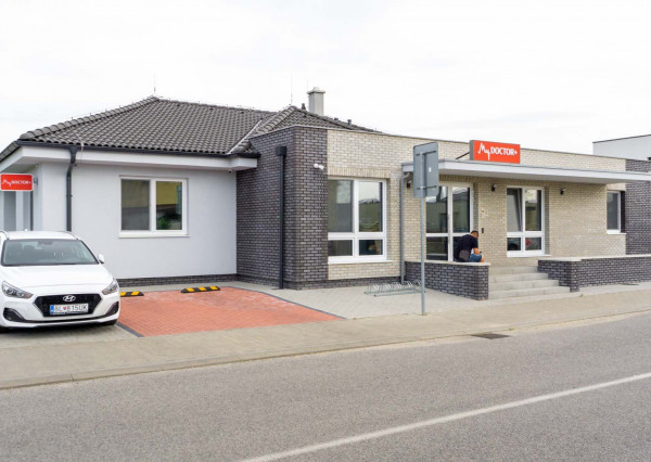 Výmerou nadštandardný rodinný dom, udržiavaná záhrada