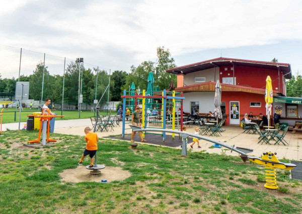 Výmerou nadštandardný rodinný dom, udržiavaná záhrada
