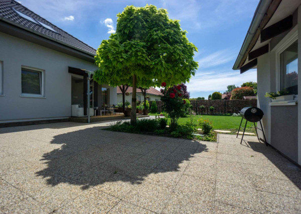 Výmerou nadštandardný rodinný dom, udržiavaná záhrada