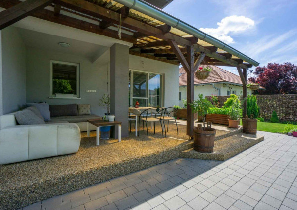 Výmerou nadštandardný rodinný dom, udržiavaná záhrada