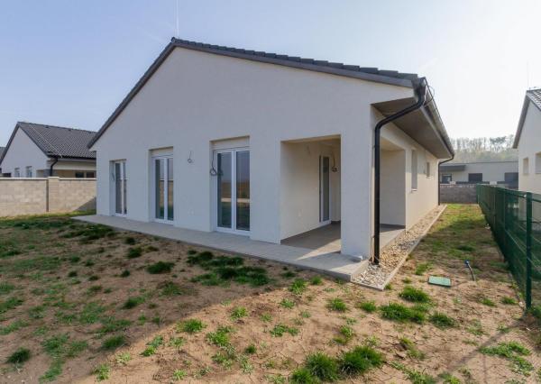 PREDANÉ -Moderný 5 izbový rodinný dom 154 m2 - bungalov NOVOSTAVBA skolaudovaná s pozemkom 580 m2