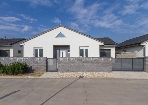 PREDANÉ -Moderný 5 izbový rodinný dom 154 m2 - bungalov NOVOSTAVBA skolaudovaná s pozemkom 580 m2