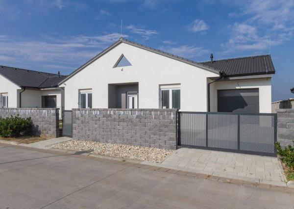 PREDANÉ -Moderný 5 izbový rodinný dom 154 m2 - bungalov NOVOSTAVBA skolaudovaná s pozemkom 580 m2