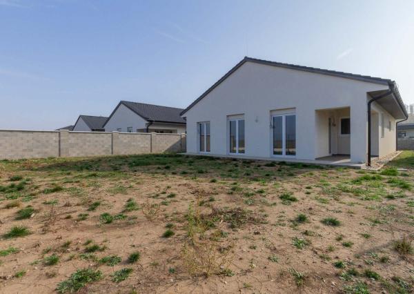 PREDANÉ -Moderný 5 izbový rodinný dom 154 m2 - bungalov NOVOSTAVBA skolaudovaná s pozemkom 580 m2