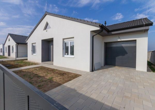 PREDANÉ -Moderný 5 izbový rodinný dom 154 m2 - bungalov NOVOSTAVBA skolaudovaná s pozemkom 580 m2