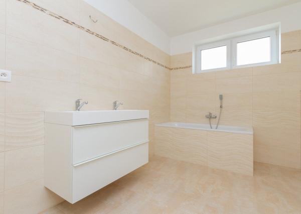 PREDANÉ -Moderný 5 izbový rodinný dom 154 m2 - bungalov NOVOSTAVBA skolaudovaná s pozemkom 580 m2