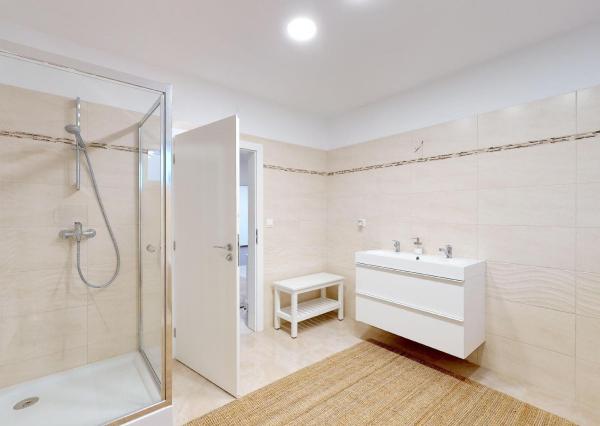 PREDANÉ -Moderný 5 izbový rodinný dom 154 m2 - bungalov NOVOSTAVBA skolaudovaná s pozemkom 580 m2