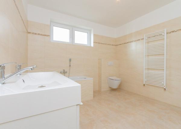 PREDANÉ -Moderný 5 izbový rodinný dom 154 m2 - bungalov NOVOSTAVBA skolaudovaná s pozemkom 580 m2