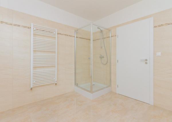 PREDANÉ -Moderný 5 izbový rodinný dom 154 m2 - bungalov NOVOSTAVBA skolaudovaná s pozemkom 580 m2