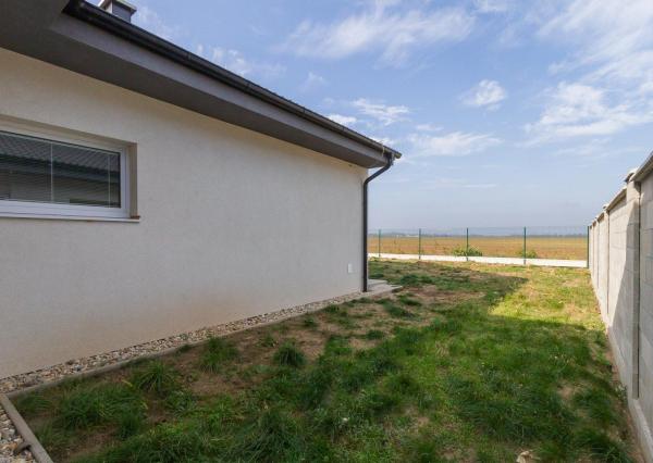 PREDANÉ -Moderný 5 izbový rodinný dom 154 m2 - bungalov NOVOSTAVBA skolaudovaná s pozemkom 580 m2