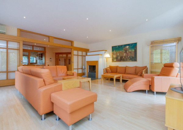 PREDANÉ-rodinný dom s veľkorysým pozemkom s krásnou záhradou,bazénom-Svätý Jur