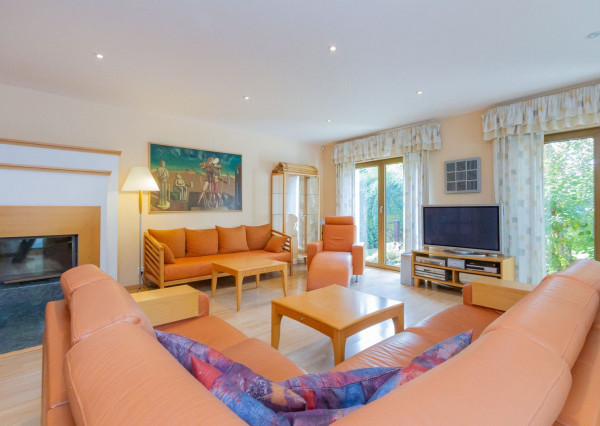 PREDANÉ-rodinný dom s veľkorysým pozemkom s krásnou záhradou,bazénom-Svätý Jur