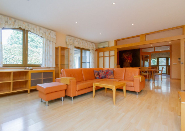 PREDANÉ-rodinný dom s veľkorysým pozemkom s krásnou záhradou,bazénom-Svätý Jur