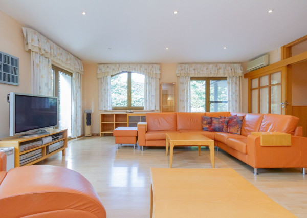 PREDANÉ-rodinný dom s veľkorysým pozemkom s krásnou záhradou,bazénom-Svätý Jur