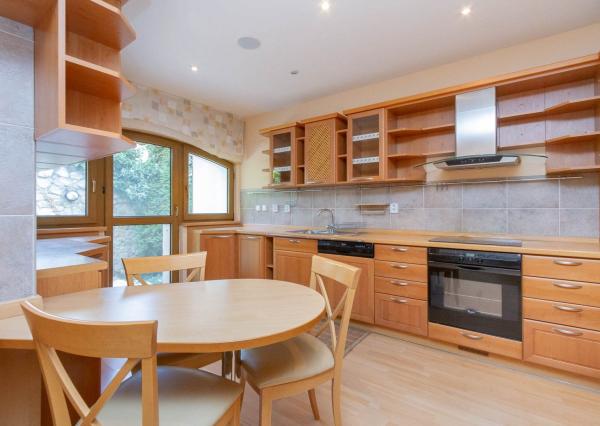 PREDANÉ-rodinný dom s veľkorysým pozemkom s krásnou záhradou,bazénom-Svätý Jur