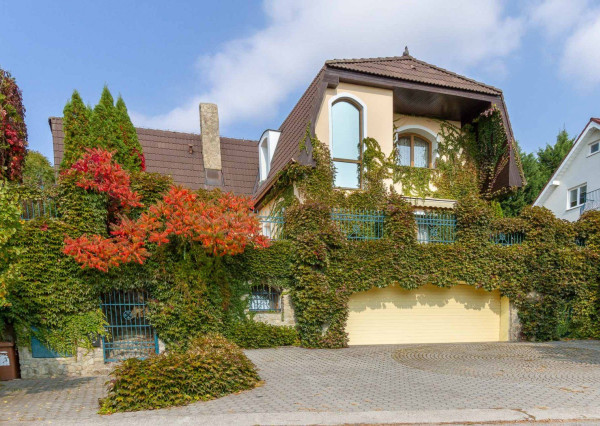 PREDANÉ-rodinný dom s veľkorysým pozemkom s krásnou záhradou,bazénom-Svätý Jur