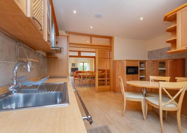 PREDANÉ-rodinný dom s veľkorysým pozemkom s krásnou záhradou,bazénom-Svätý Jur