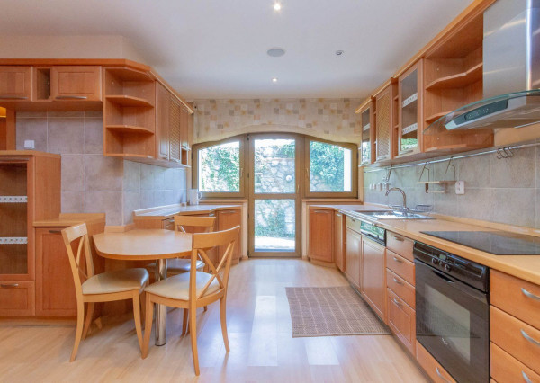 PREDANÉ-rodinný dom s veľkorysým pozemkom s krásnou záhradou,bazénom-Svätý Jur