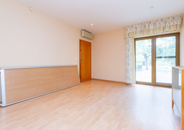 PREDANÉ-rodinný dom s veľkorysým pozemkom s krásnou záhradou,bazénom-Svätý Jur