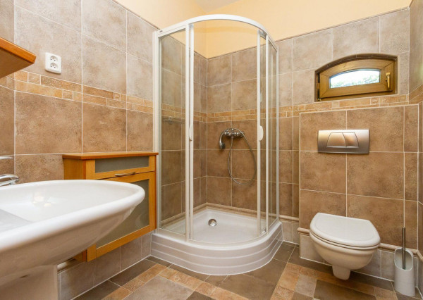 PREDANÉ-rodinný dom s veľkorysým pozemkom s krásnou záhradou,bazénom-Svätý Jur