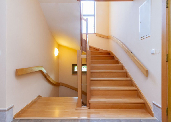 PREDANÉ-rodinný dom s veľkorysým pozemkom s krásnou záhradou,bazénom-Svätý Jur