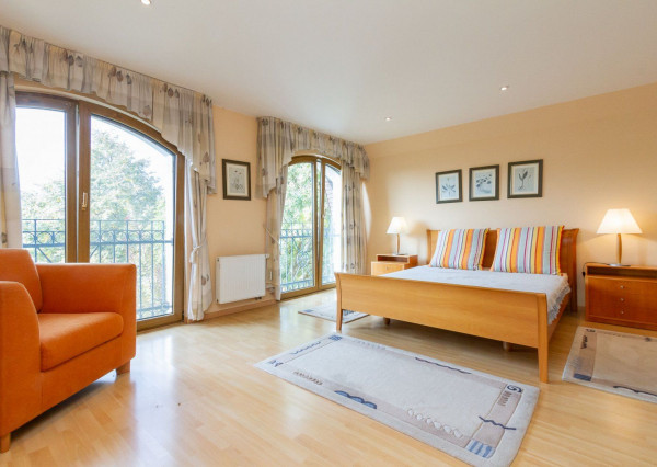 PREDANÉ-rodinný dom s veľkorysým pozemkom s krásnou záhradou,bazénom-Svätý Jur