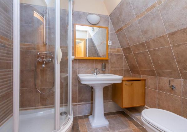 PREDANÉ-rodinný dom s veľkorysým pozemkom s krásnou záhradou,bazénom-Svätý Jur