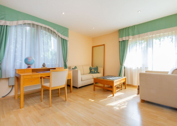 PREDANÉ-rodinný dom s veľkorysým pozemkom s krásnou záhradou,bazénom-Svätý Jur