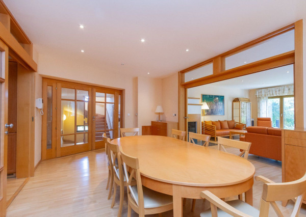 PREDANÉ-rodinný dom s veľkorysým pozemkom s krásnou záhradou,bazénom-Svätý Jur