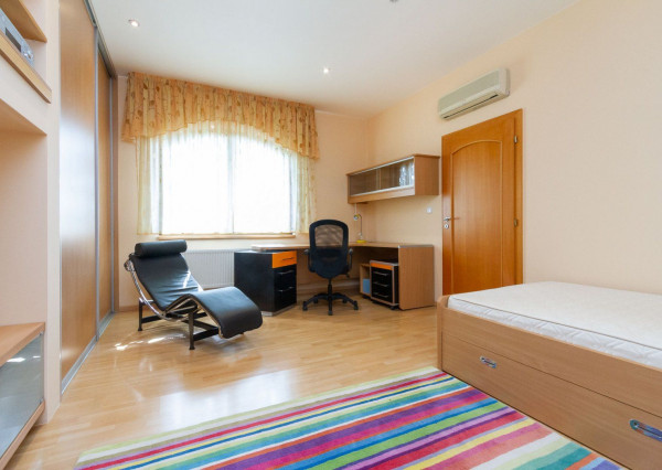 PREDANÉ-rodinný dom s veľkorysým pozemkom s krásnou záhradou,bazénom-Svätý Jur