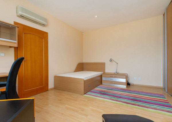 PREDANÉ-rodinný dom s veľkorysým pozemkom s krásnou záhradou,bazénom-Svätý Jur