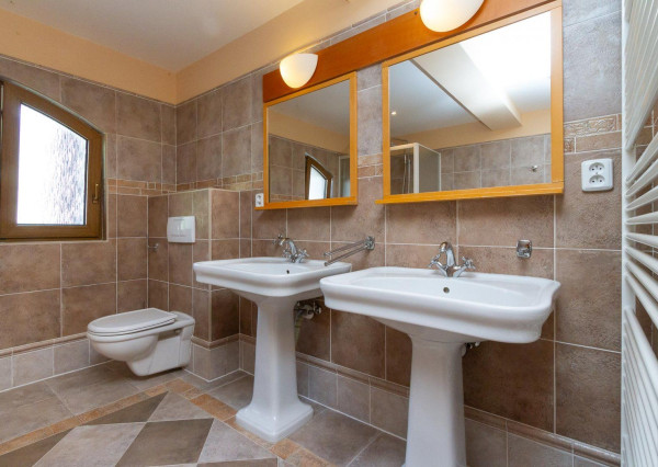 PREDANÉ-rodinný dom s veľkorysým pozemkom s krásnou záhradou,bazénom-Svätý Jur