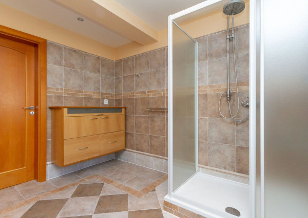 PREDANÉ-rodinný dom s veľkorysým pozemkom s krásnou záhradou,bazénom-Svätý Jur