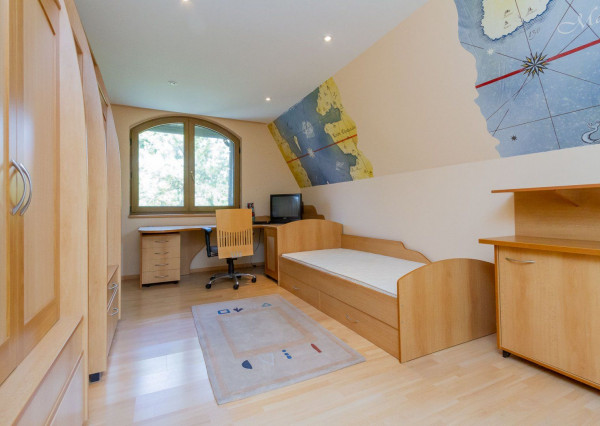 PREDANÉ-rodinný dom s veľkorysým pozemkom s krásnou záhradou,bazénom-Svätý Jur