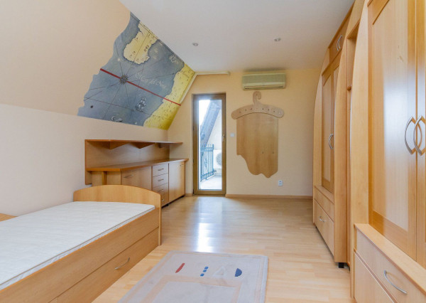 PREDANÉ-rodinný dom s veľkorysým pozemkom s krásnou záhradou,bazénom-Svätý Jur