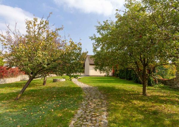 PREDANÉ-rodinný dom s veľkorysým pozemkom s krásnou záhradou,bazénom-Svätý Jur