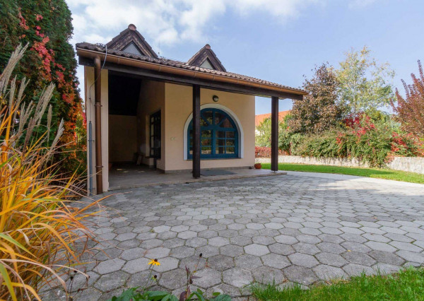 PREDANÉ-rodinný dom s veľkorysým pozemkom s krásnou záhradou,bazénom-Svätý Jur