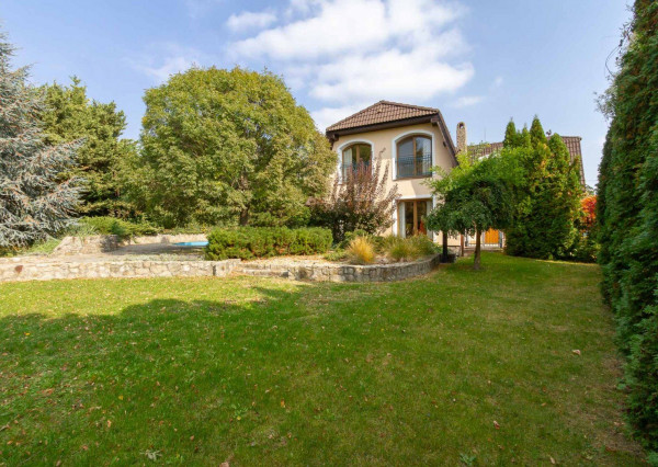 PREDANÉ-rodinný dom s veľkorysým pozemkom s krásnou záhradou,bazénom-Svätý Jur