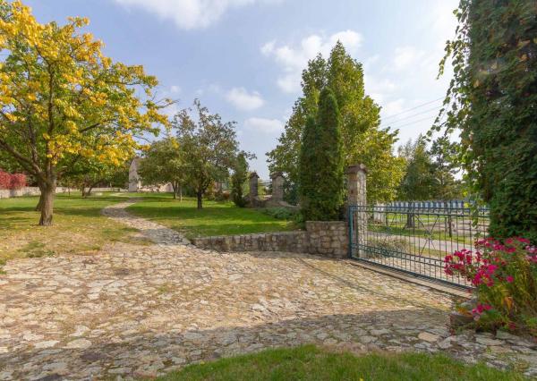 PREDANÉ-rodinný dom s veľkorysým pozemkom s krásnou záhradou,bazénom-Svätý Jur