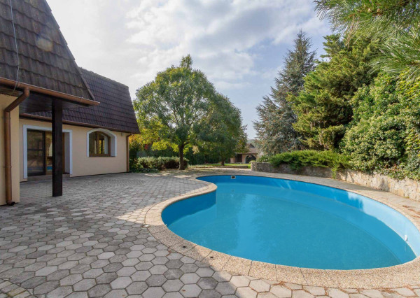 PREDANÉ-rodinný dom s veľkorysým pozemkom s krásnou záhradou,bazénom-Svätý Jur