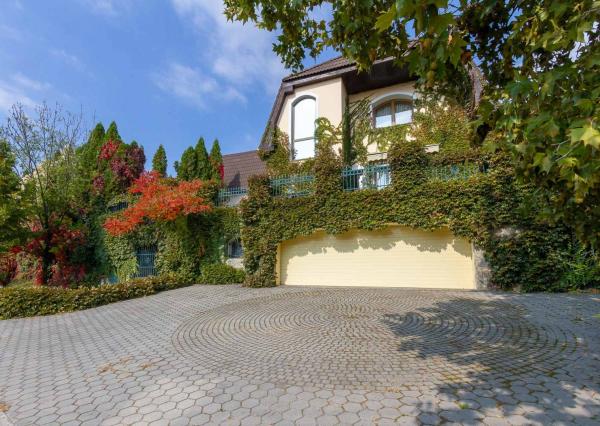 PREDANÉ-rodinný dom s veľkorysým pozemkom s krásnou záhradou,bazénom-Svätý Jur