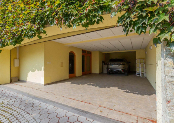 PREDANÉ-rodinný dom s veľkorysým pozemkom s krásnou záhradou,bazénom-Svätý Jur