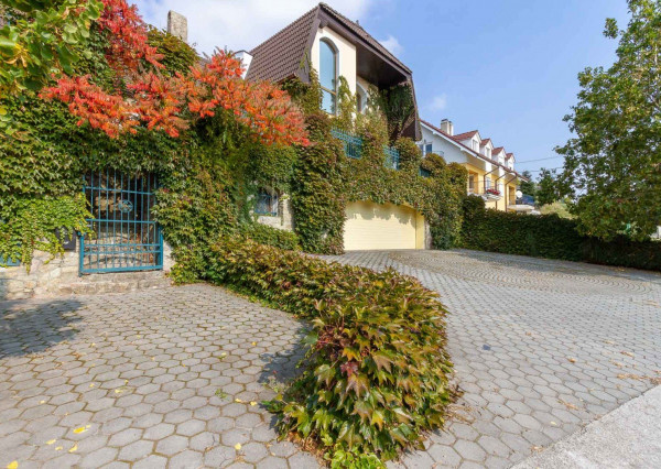 PREDANÉ-rodinný dom s veľkorysým pozemkom s krásnou záhradou,bazénom-Svätý Jur