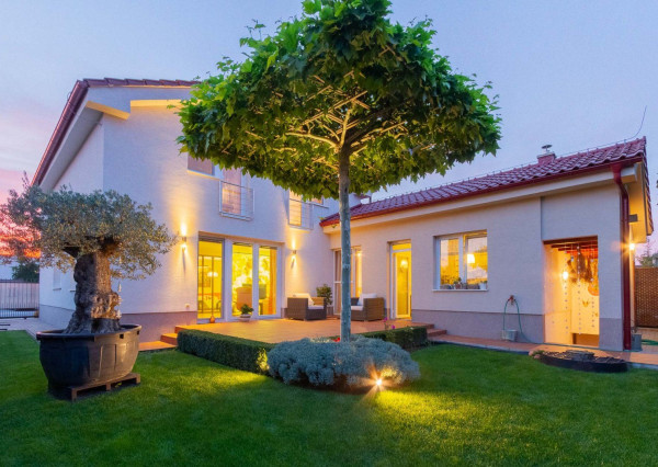 PREDANÉ,6. izb. rodinný dom nachádzajúci sa v srdci Stupavy.