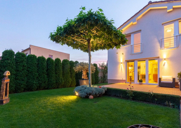 PREDANÉ,6. izb. rodinný dom nachádzajúci sa v srdci Stupavy.