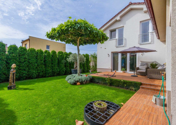 PREDANÉ,6. izb. rodinný dom nachádzajúci sa v srdci Stupavy.