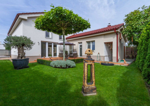 PREDANÉ,6. izb. rodinný dom nachádzajúci sa v srdci Stupavy.